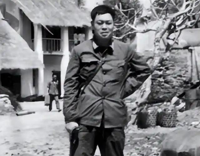1988年老山前线功臣师长李德金，开会时被副手当场控制，军区称私藏三支枪，翻遍全