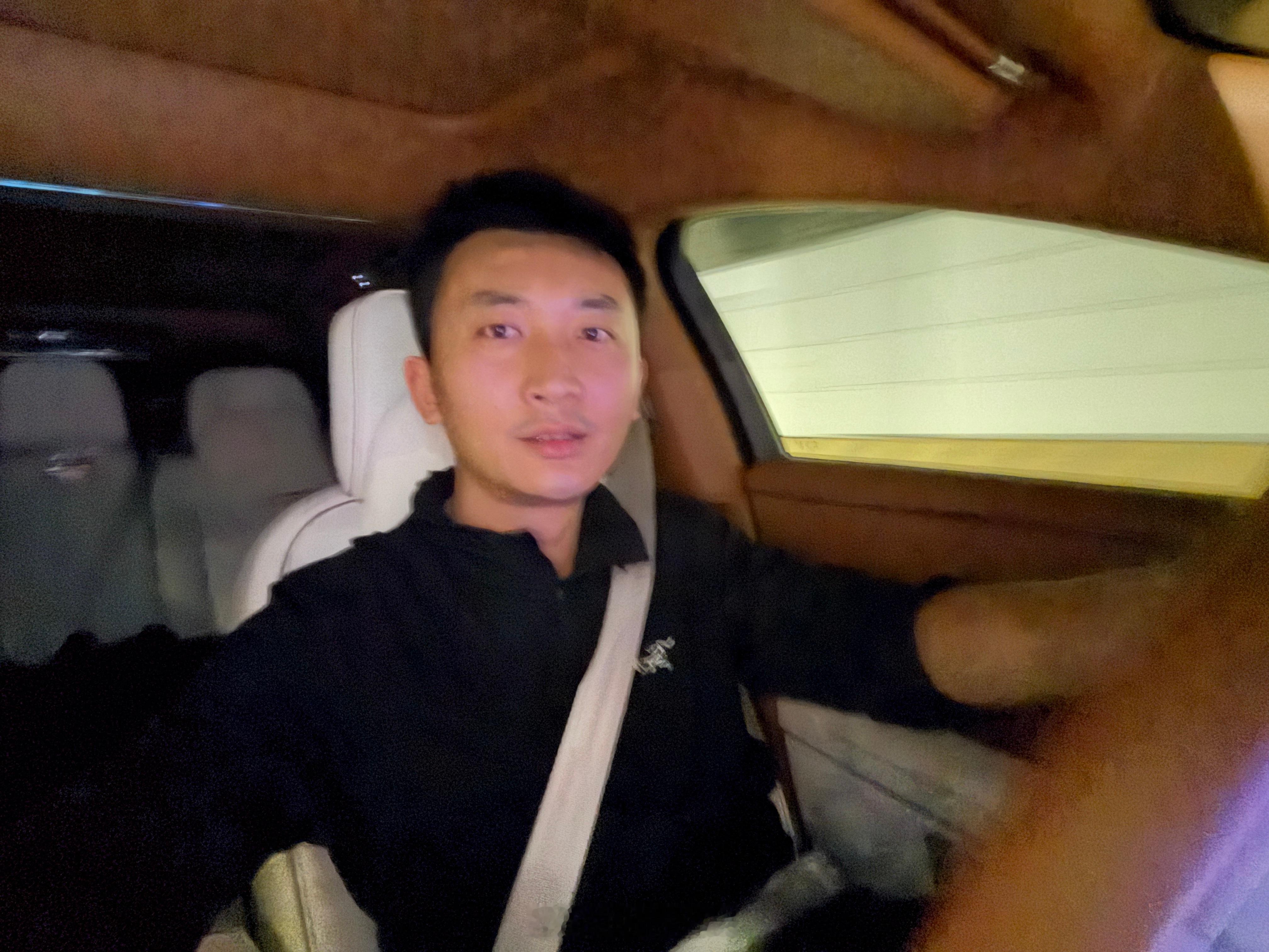 早上七点半起床，早上重庆拍摄，下午飞机，晚上发布会，刚刚招待各位来大湾区的朋友们