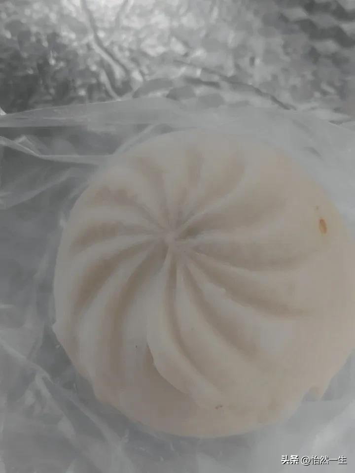 我去扔垃圾，垃圾桶旁边放着一袋子包子，目测有十来个，看着已然变质，看样子是让流浪