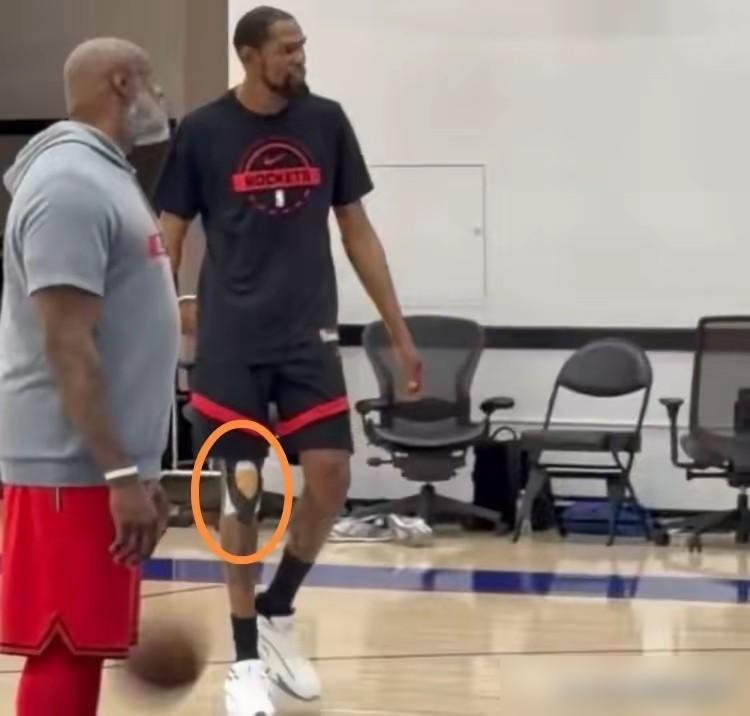 火箭队医拦不住了？杜兰特右膝绑着厚绷带，走路一瘸一拐，还要强上G2！
你得知道