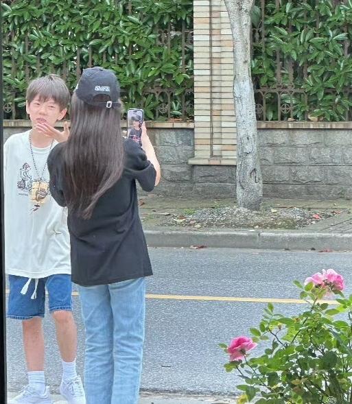 3月24日，有网友在某咖啡店偶遇星二代甜馨和嗯哼一起游玩的照片，照片中甜馨拿着手