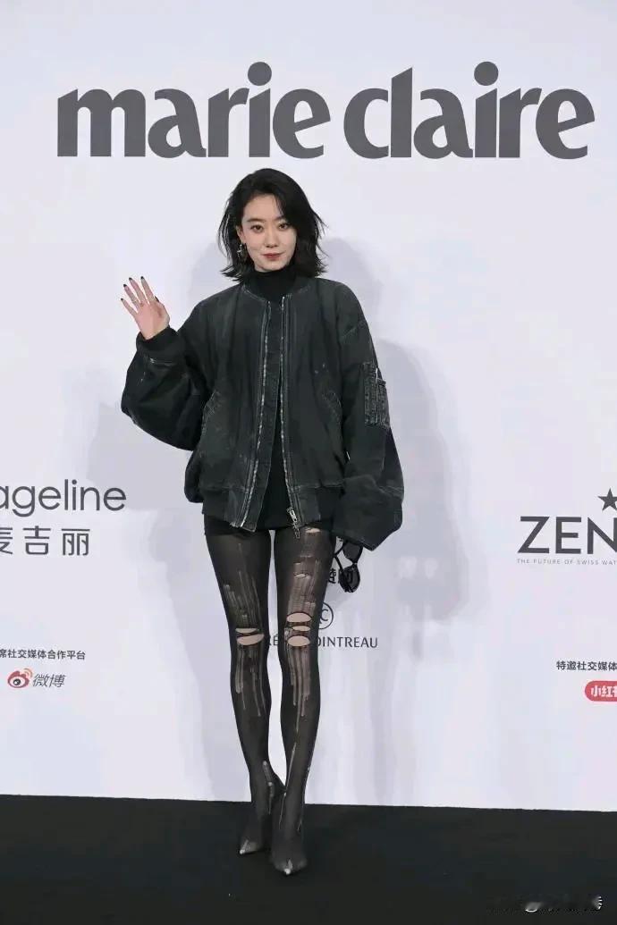 她是85后的东北姑娘北电表演专业毕业的专业演员。虽然她的影视作品很多，但是最令人