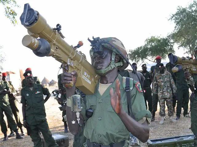 苏丹人民解放军（SPLA）士兵，拥有中国制造的QW-2单兵便携防空导弹