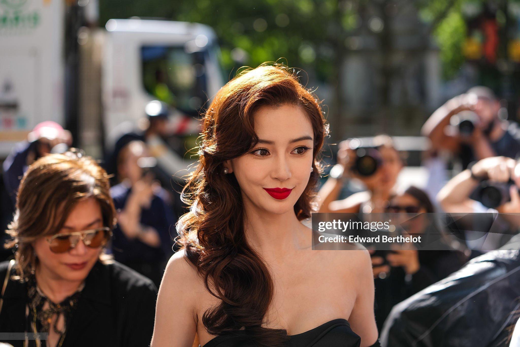 Angelababy和粉丝大合照巴黎高定时装周G社生图合辑📷 ​​​