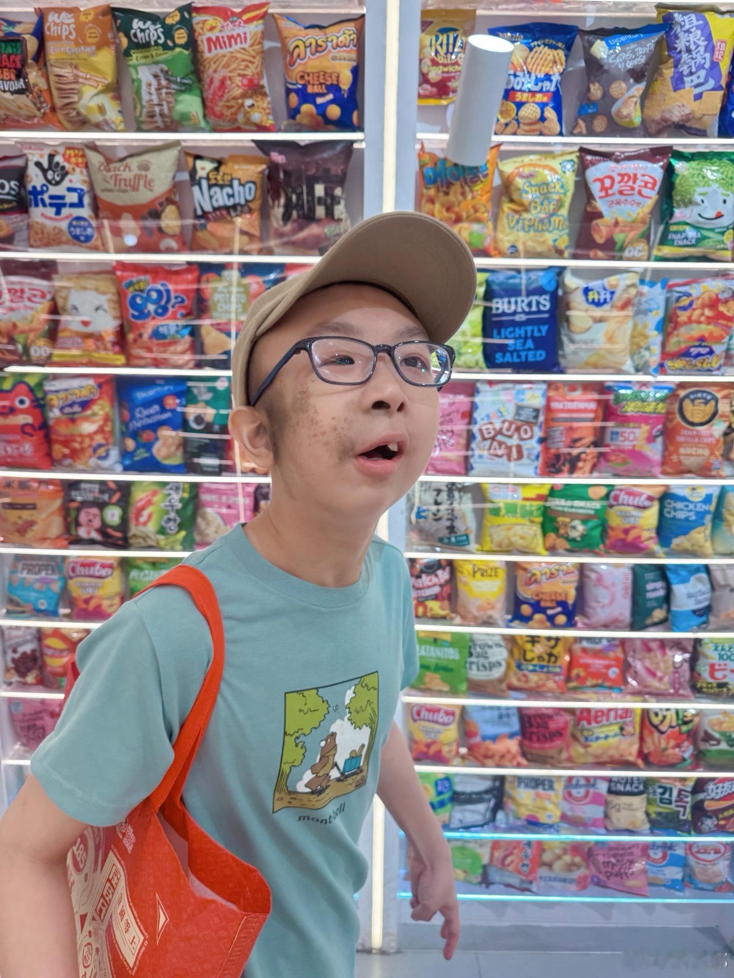 早听闻零食王国排队堪比迪士尼，有很多人说排队超过两个小时。我和满满住在解放西路，