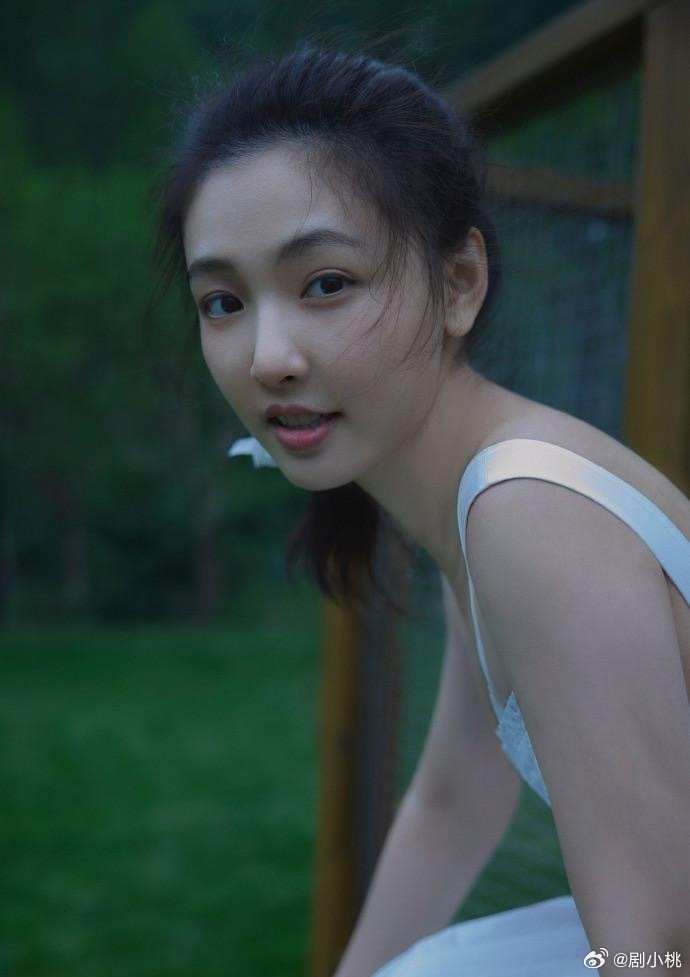 1. 网传吴倩与张雨剑已经复合，她的经纪团队不再干预她的私人感情。旁人再怎么劝说