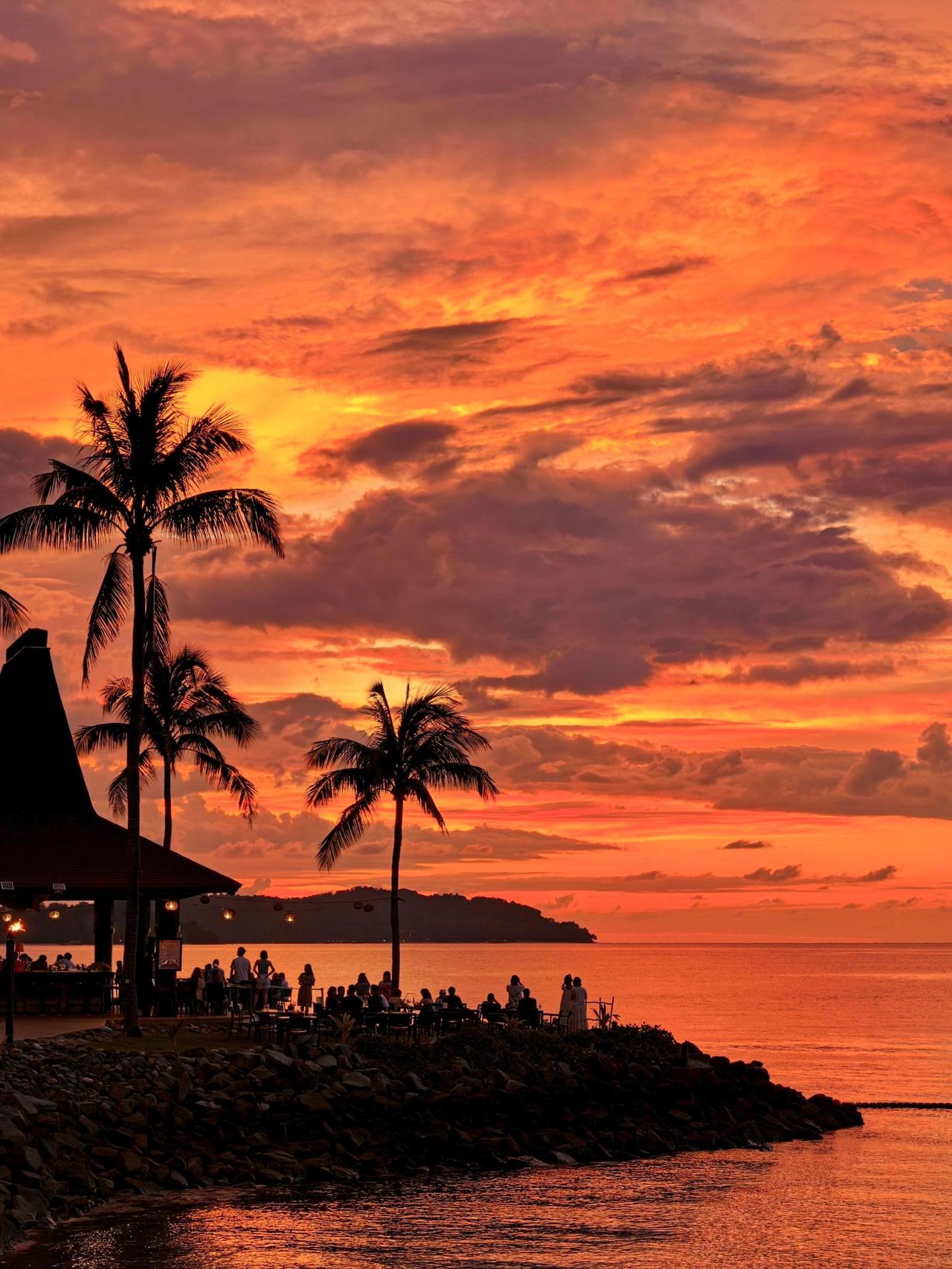 分享我这周有趣的事：晚霞是世间浪漫的情书。晚霞温柔，风也醉人
黄昏日落的浪漫总是