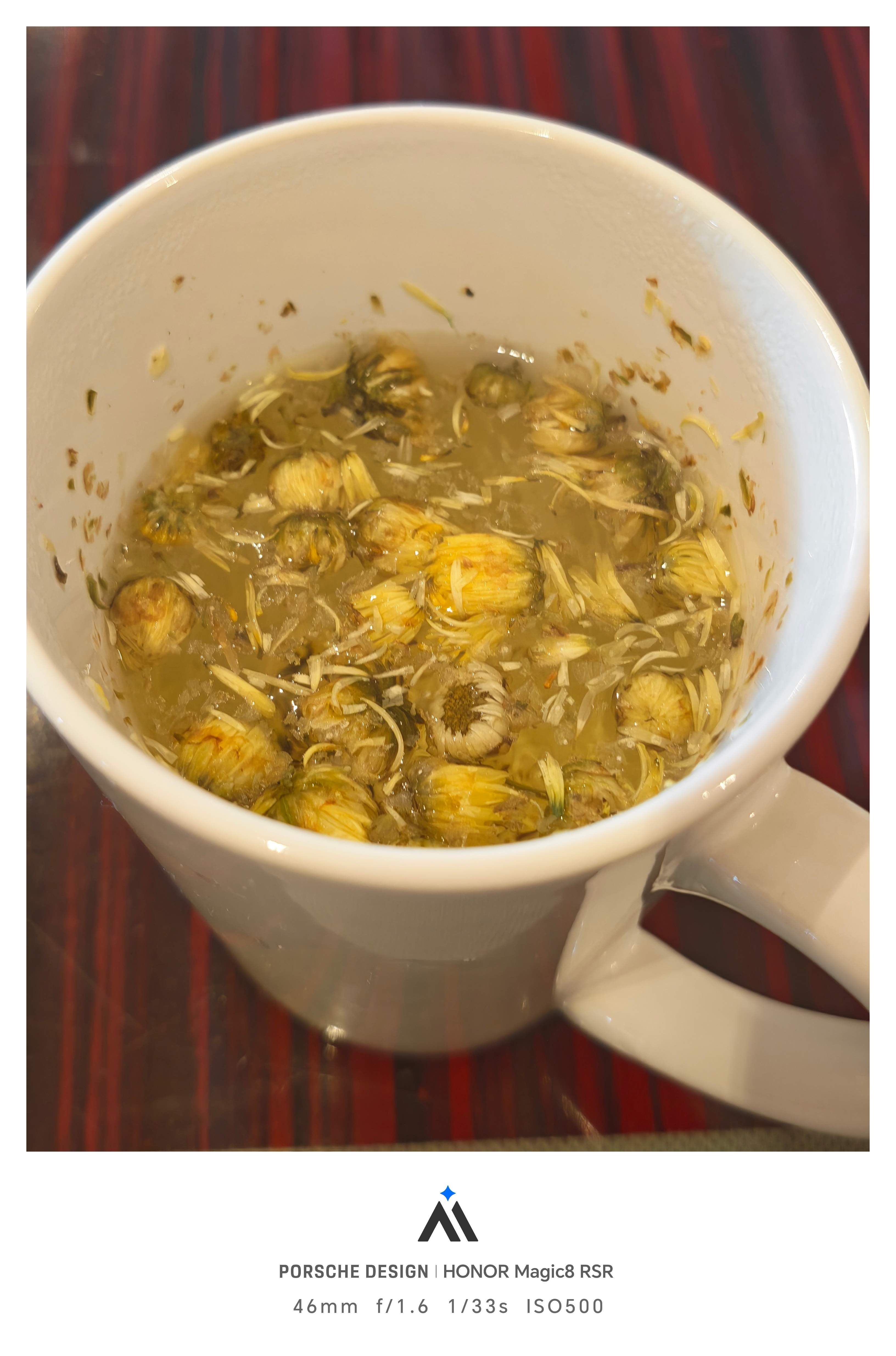 开启养生模式早起先来一杯菊花茶。 