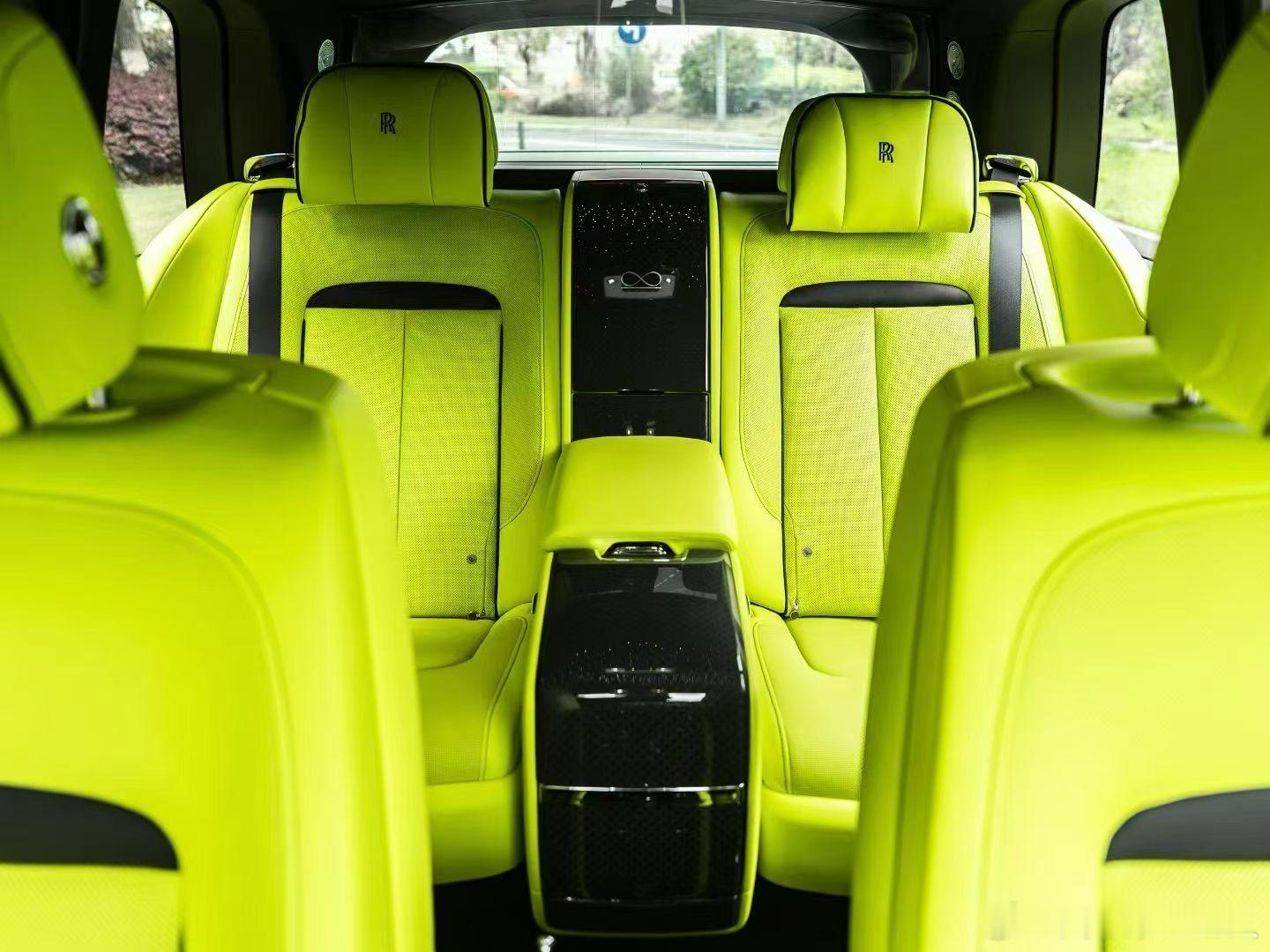 劳斯莱斯库里南BB版、4座，稀缺配色、25年 5000公里🖤💚 