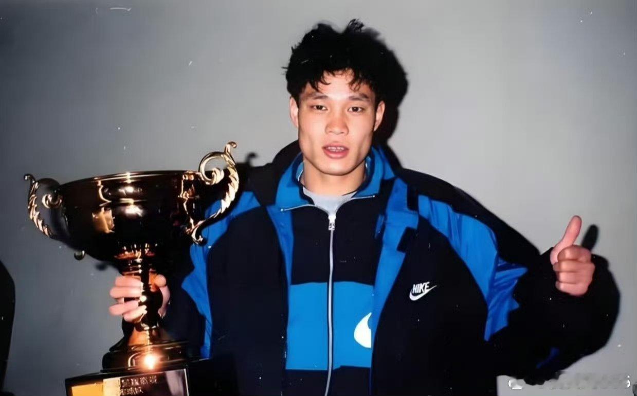 范志毅一口气颠了30个球，瞬间梦回他当申花队长、拿足球先生的日子，范志毅老了还是