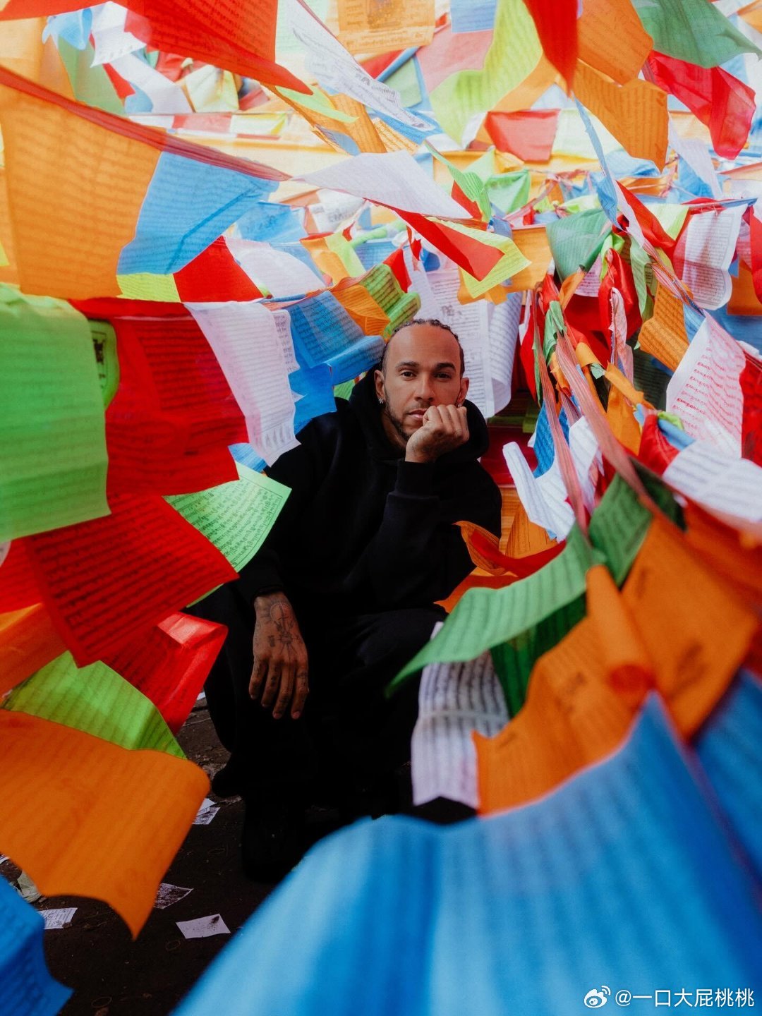 汉密尔顿ins发了自己在🇨🇳当熊猫饲养员的一天，别说穿这饲养服还挺帅呢