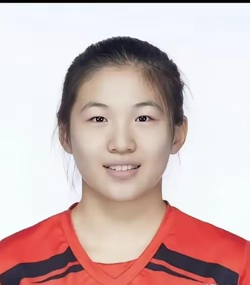 解盛钰同志简历：
解盛钰，女，2004年5月28日出生于山东省济南市历城区殷随社