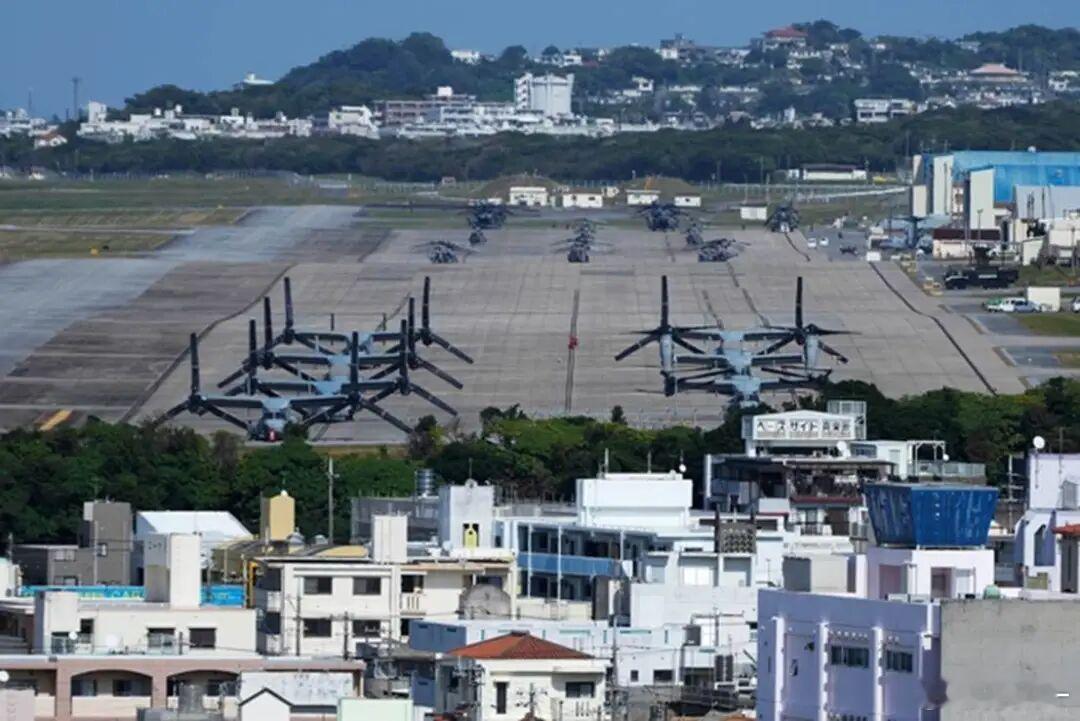 日本警方周日逮捕了一名驻扎在普天间空军基地的美海军陆战队员，此人涉嫌在冲绳一家酒