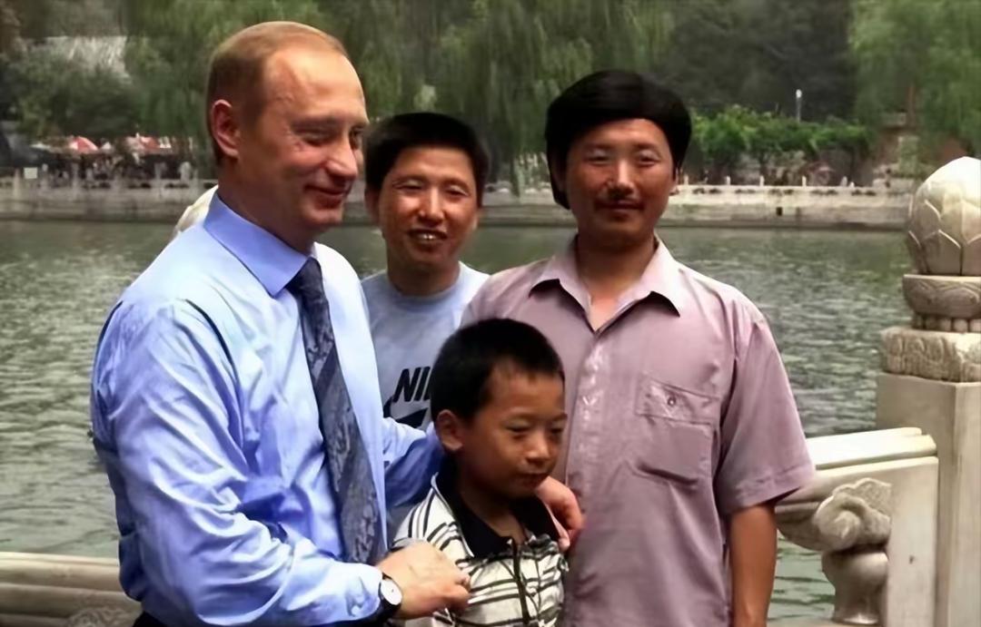 普京抵达北京，红毯还没走完，克里姆林宫突然放出一个让全场猝不及防的小道消息：他想