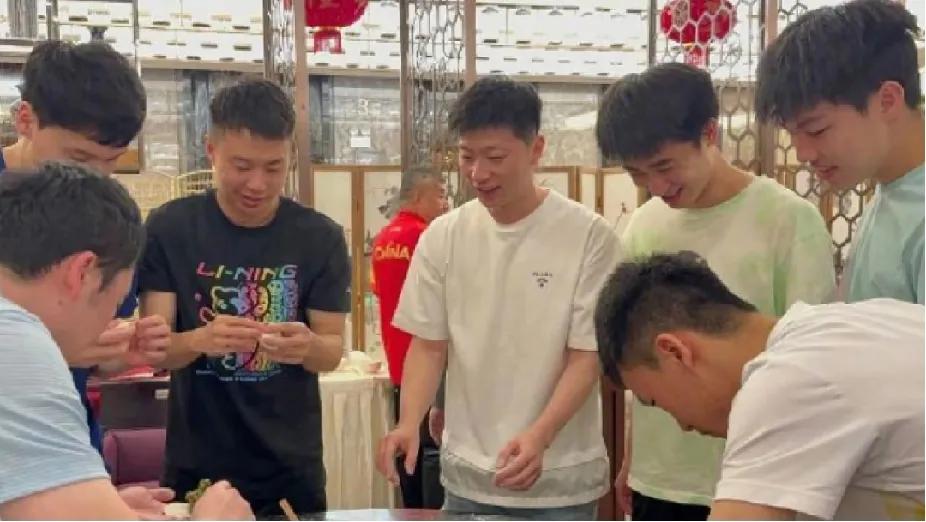 国乒除夕 & 曼昱生日：烟火里的双向奔赴
 
刷到国乒除夕包饺子的温馨画面，20