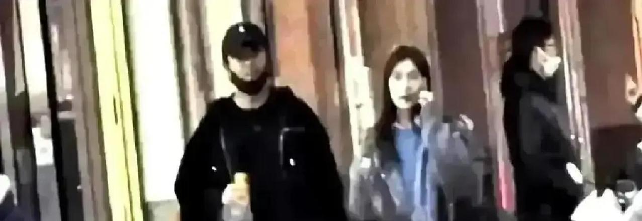 离婚3年还一起接娃放学
 
佟丽娅前晚拍大夜戏，收工凌晨一点，照样准点出现在校门