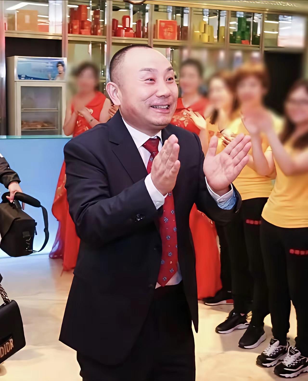 创业的苦和压力真不是一个普通人能承受的
虽然要发财，要得到最顶级的尊重，自己当老