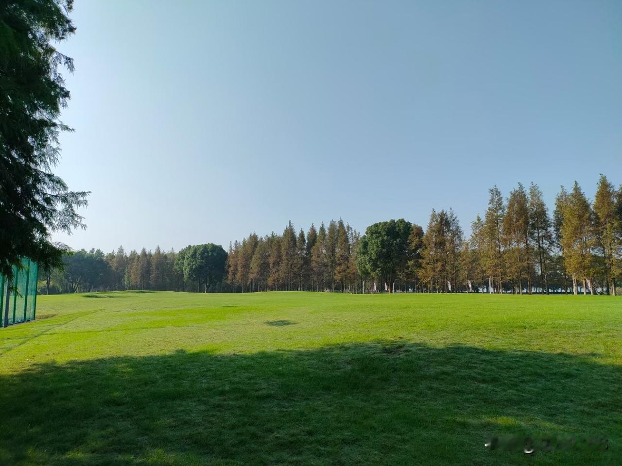 下班了看到公交站有个穿制服的大姐在等公交，眼看着天都黑了就顺道带她回家。一路上俩