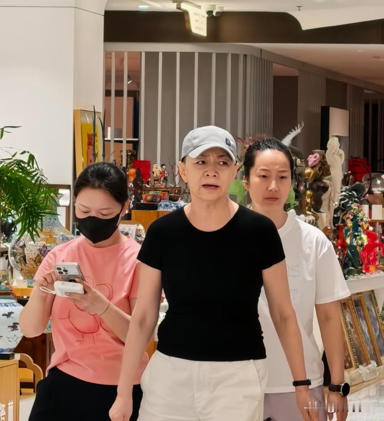 在北京商场偶遇宋丹丹逛街！

一身简约穿搭，黑色短袖搭配白色短裤，头戴浅灰色棒球