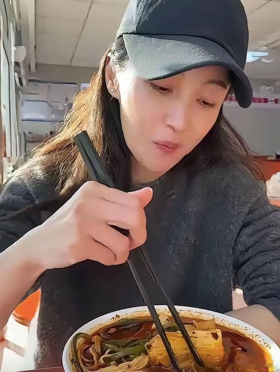 姚笛现如今的处境真的不算太好，没有戏约就没有收入的她现如今连点麻辣烫都只能点些海