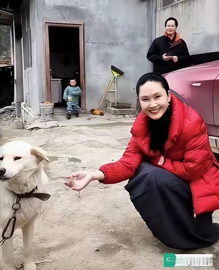 太有意思了！歌唱家于文华带着丈夫李年回乡下老家，站在家门口居然被自家小狗认不出来