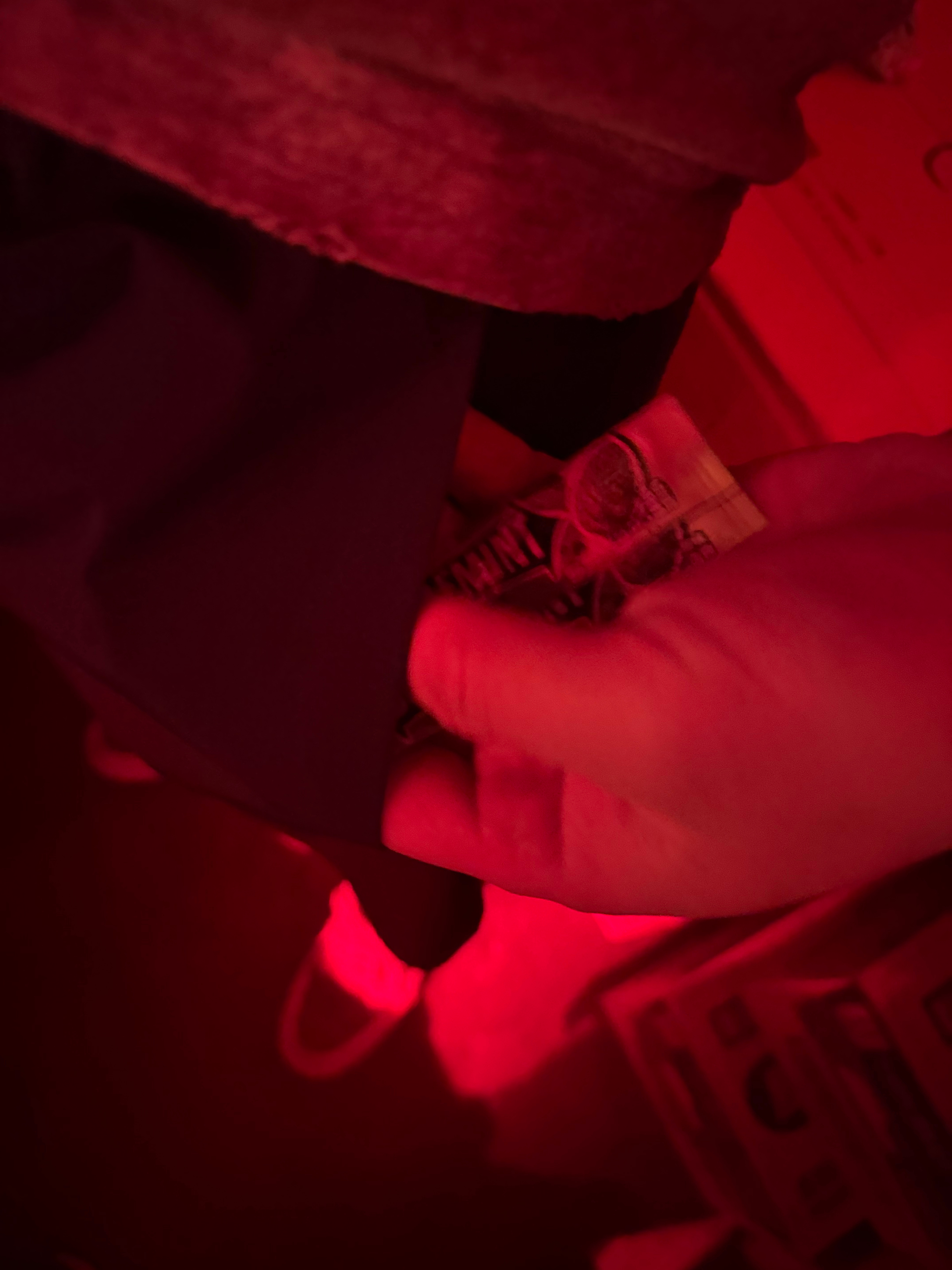 同事问我吃不吃口香糖…我说怎么还有人随身揣一把..这个口香糖给我的感觉和避孕套是