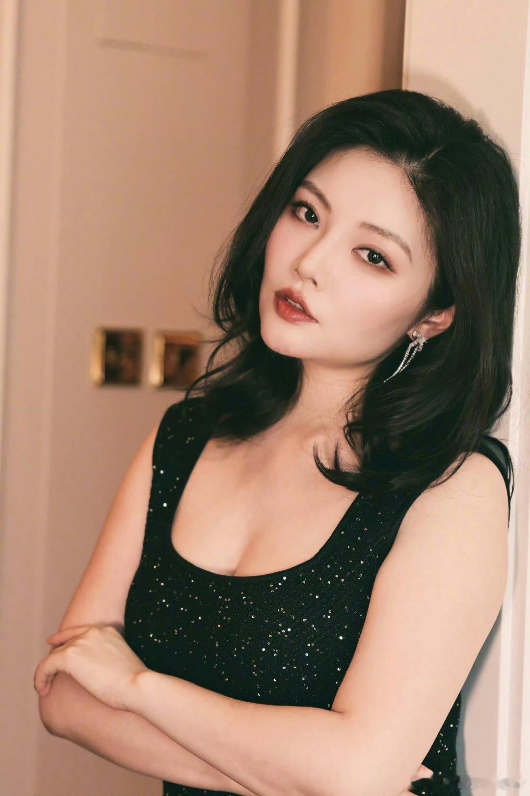 徐冬冬年纪上来了反而更美了不再是早年的厚重感，历经沉淀整个人从容大方，越成熟越绽