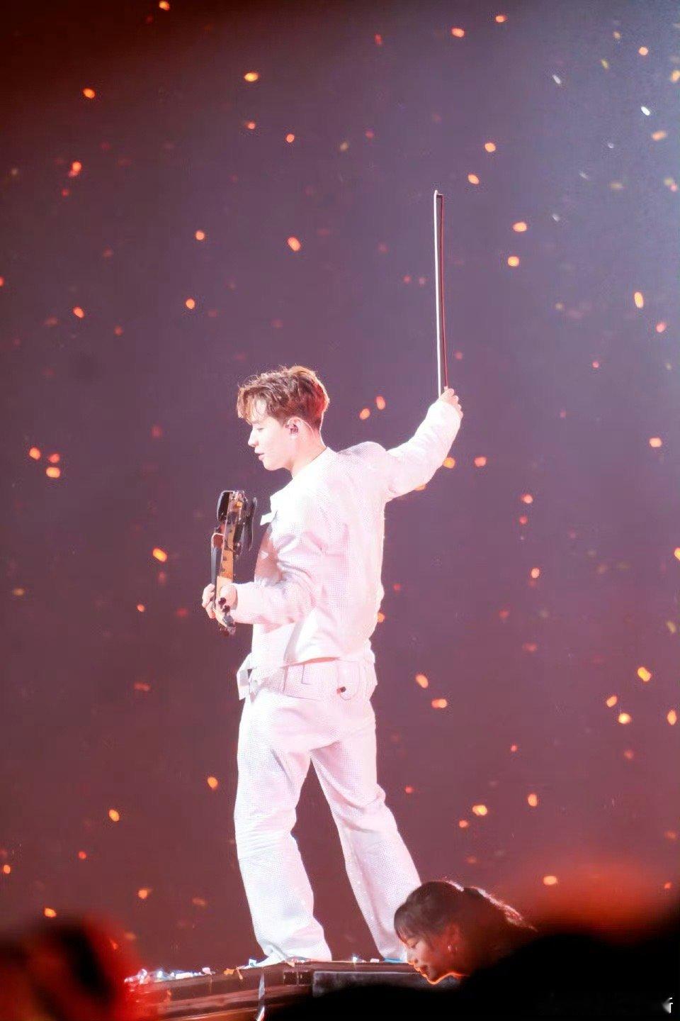 刘宪华人生镜头上新了 当漫天彩带落下，刘宪华迎着光影微笑，温暖又有感染力的模样，