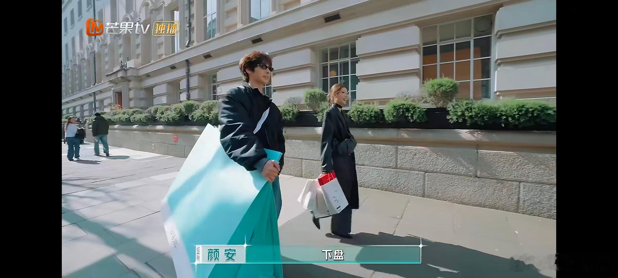 颜安没有痛感吗合伙人高光时刻合伙人行走在英伦街头画面养眼，包装袋却处处针对脚踝，