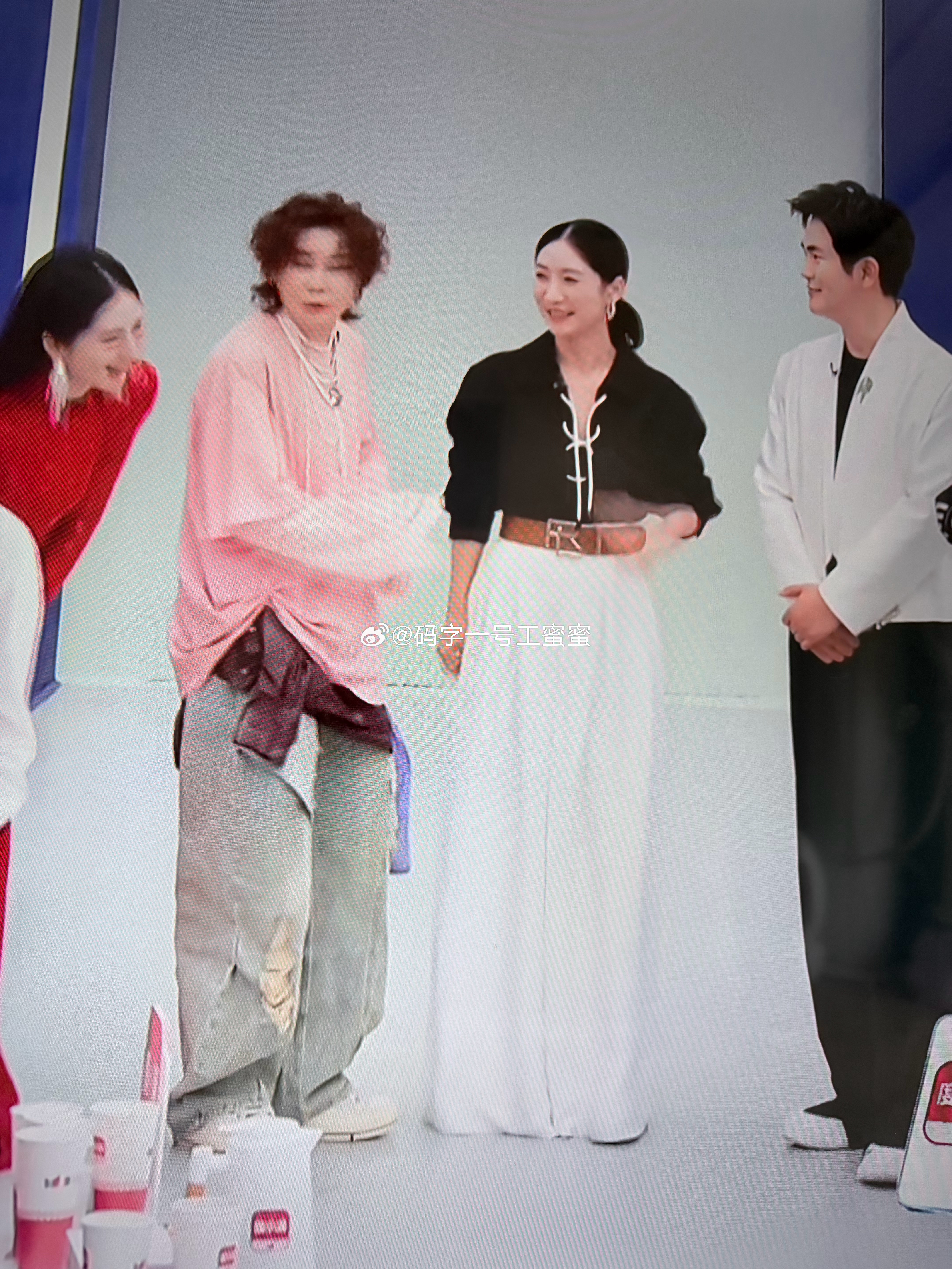 王濛太好玩了，一见安小鸟第一句话就是，你嗓子好了？ 