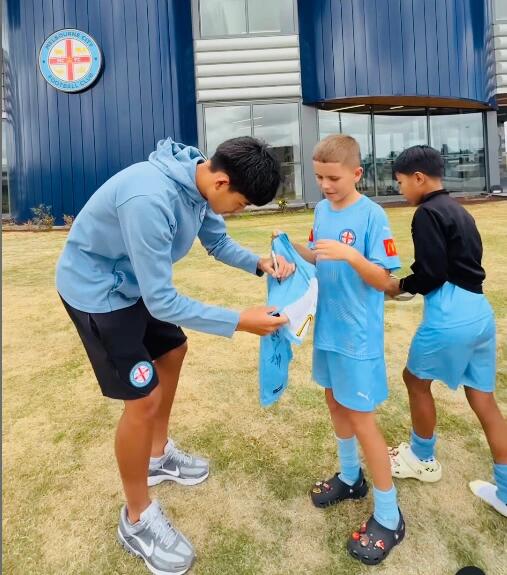 华裔夫妇工作与⚽毫无关联，儿子成了职业球员
