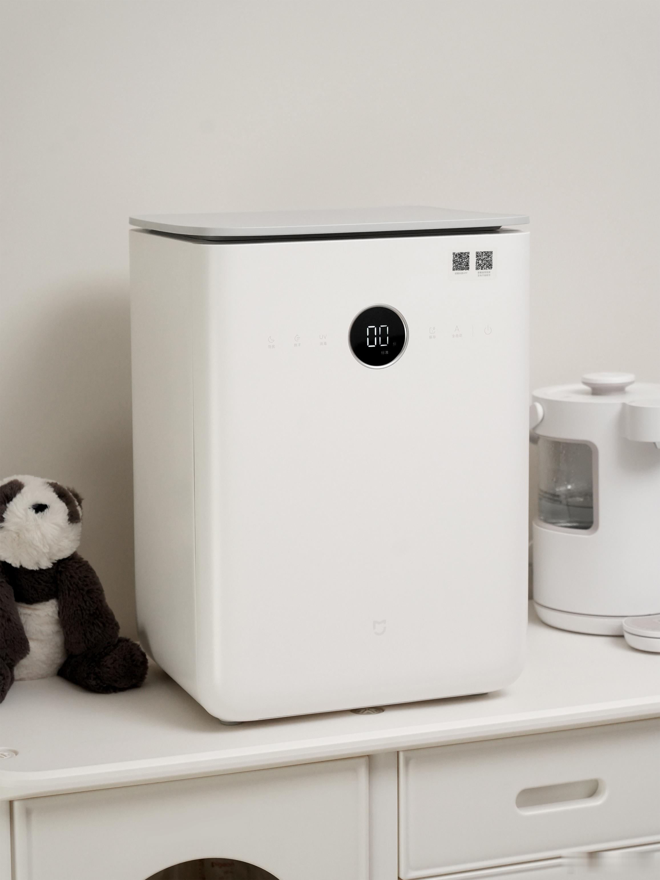 非常适合奶爸的米家智能消毒机，可以看到我把许多婴儿用的东西全都放进去了，25L容