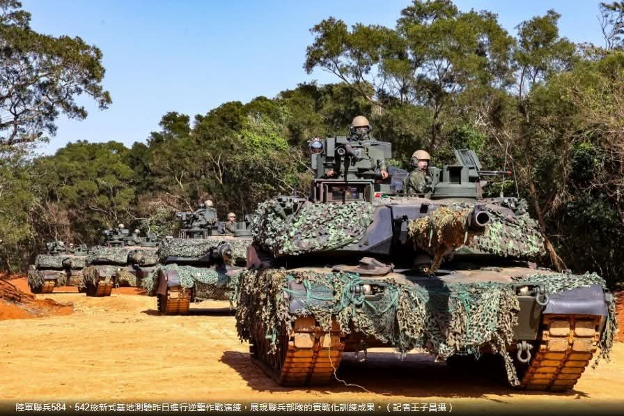 除了云豹加蓬以外，台军584旅的M one A two 踢~也加了伪装网。非常扎
