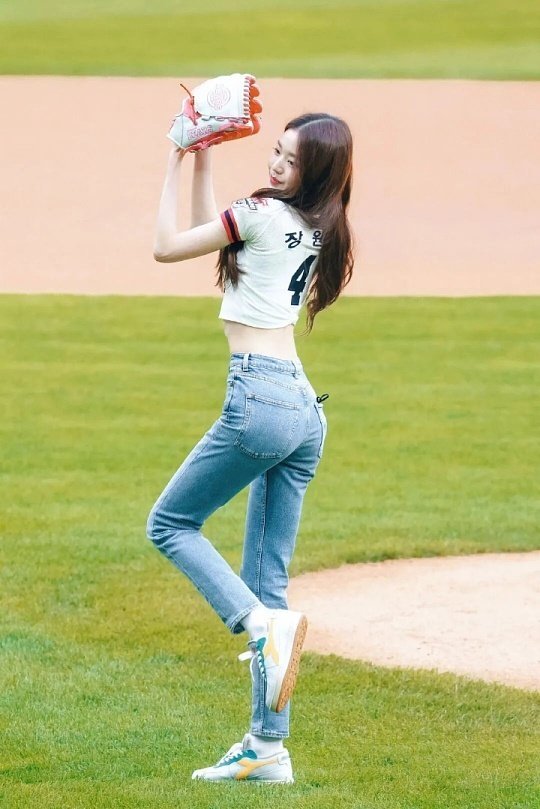 张元英为mlb开球不止是颜值出圈，更是气场加分。面对满场观众和全美直播，没有一丝