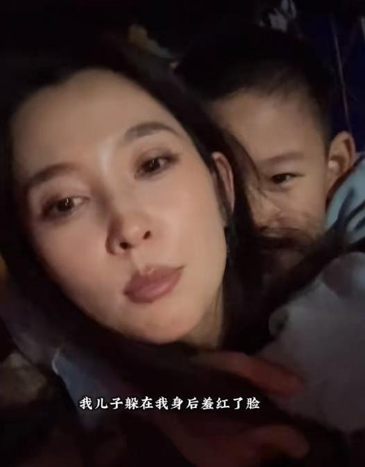 汪峰又多了一个儿子，这个儿子不是亲生的，是现任女友的儿子。
当初森林北跟汪峰在一