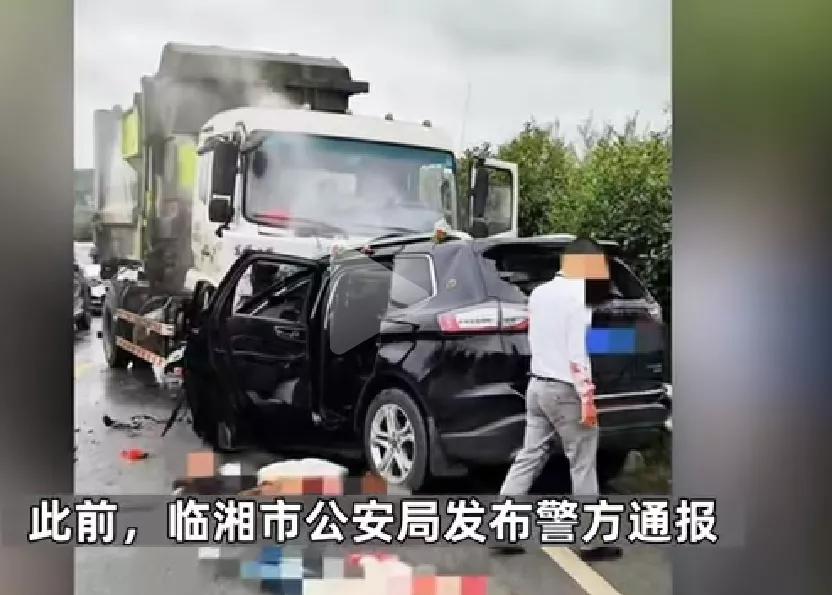 湖南临湘婚车事故原因曝光，是婚车变道迎面撞上了环卫车。

婚车是7座越野车，坐了