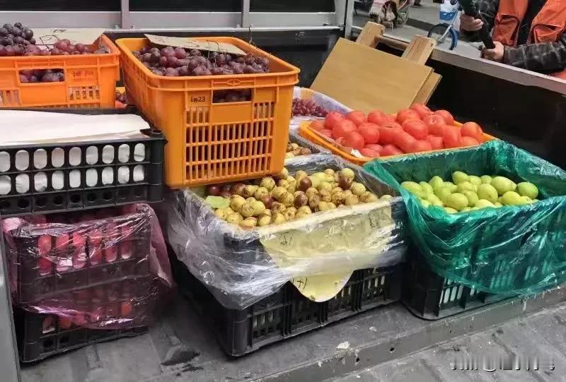 今天出去买菜，看到陕州路和公园路上还是有很多的小商小贩的。这个是能方便市民一点，