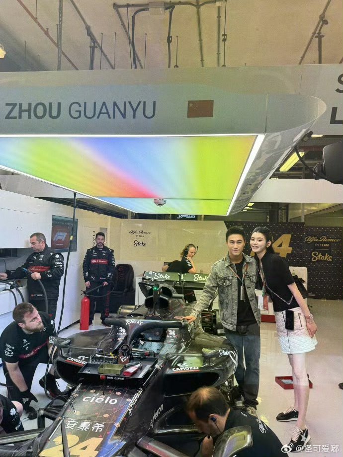 奚梦瑶果然是个聪明人，只要不挨着何猷君照相，她就会站直了，靠在一起又显得小巧玲珑