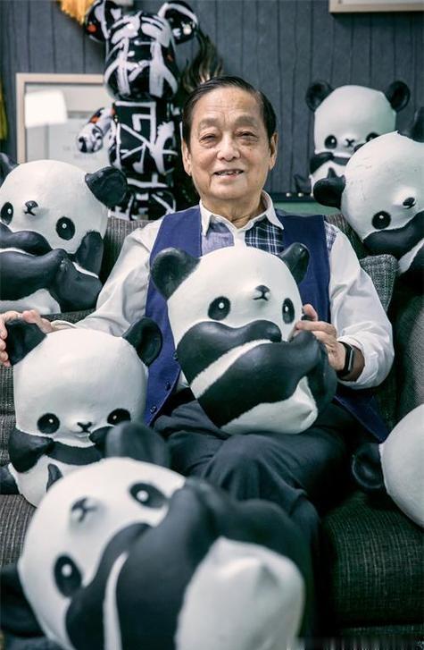 90岁坐轮椅。韩美林还在出新作品。

哈尔滨的马雕塑，济南的生肖展，杭州的改造工