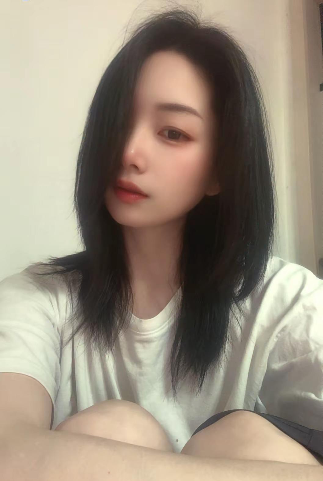 别的女人真丝吊带，而我就是十几件同款的白色大体恤，这不是随意 ，是我对生活最高级
