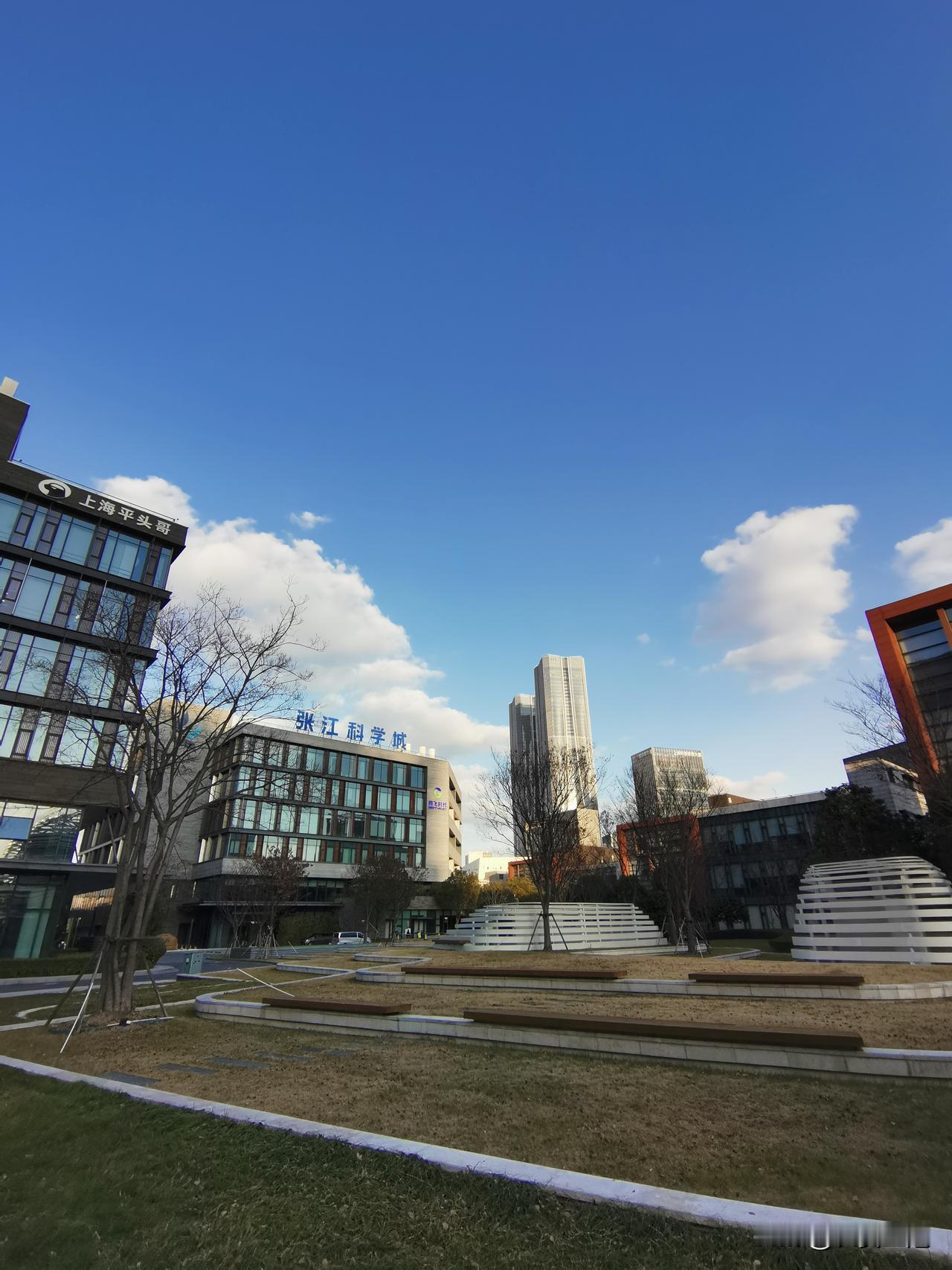 今早上海，艳阳高照，天空如洗，来兴致到张江科学园参观，目堵全球科创地标“科学之门