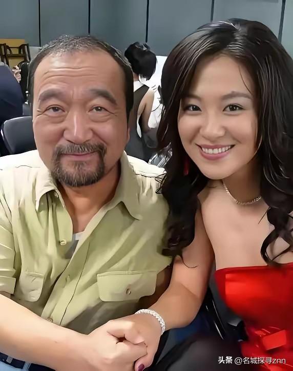 1999年，李保田儿子李彧被人忽悠签了300万的合同，对方说：“只要让你爹来客串