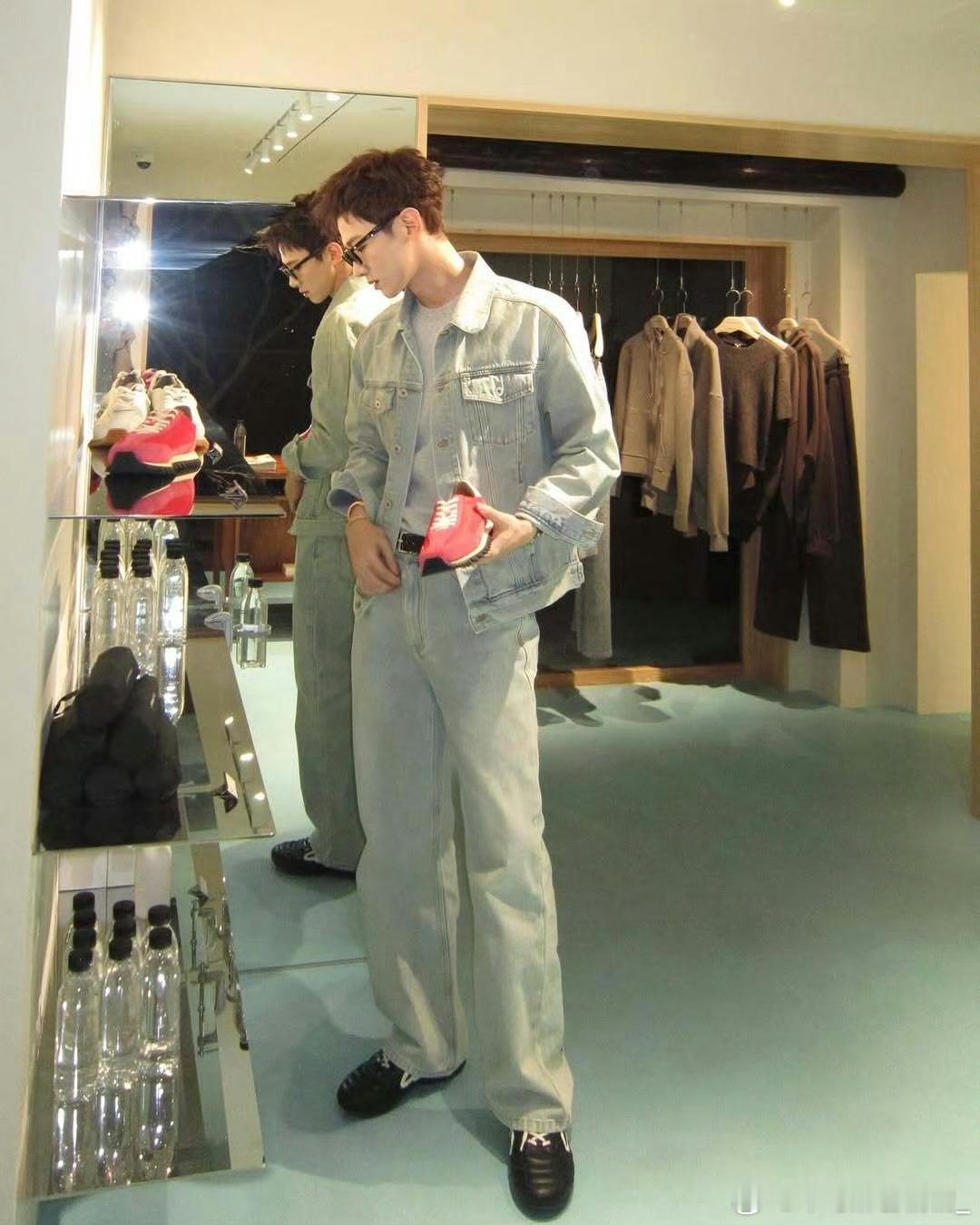 白敬亭[超话]  白敬亭这大长腿真的是太让人羡慕了呀，这身材比例真的很完美 ​​