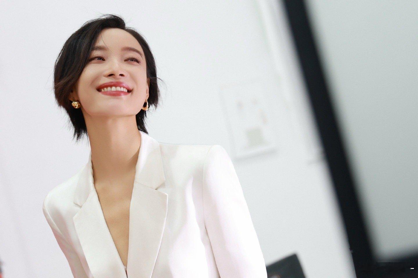 倪妮兰蔻全球代言人 什么是品牌与代言人的顶级契合？倪妮给出了答案。她不仅展示产品