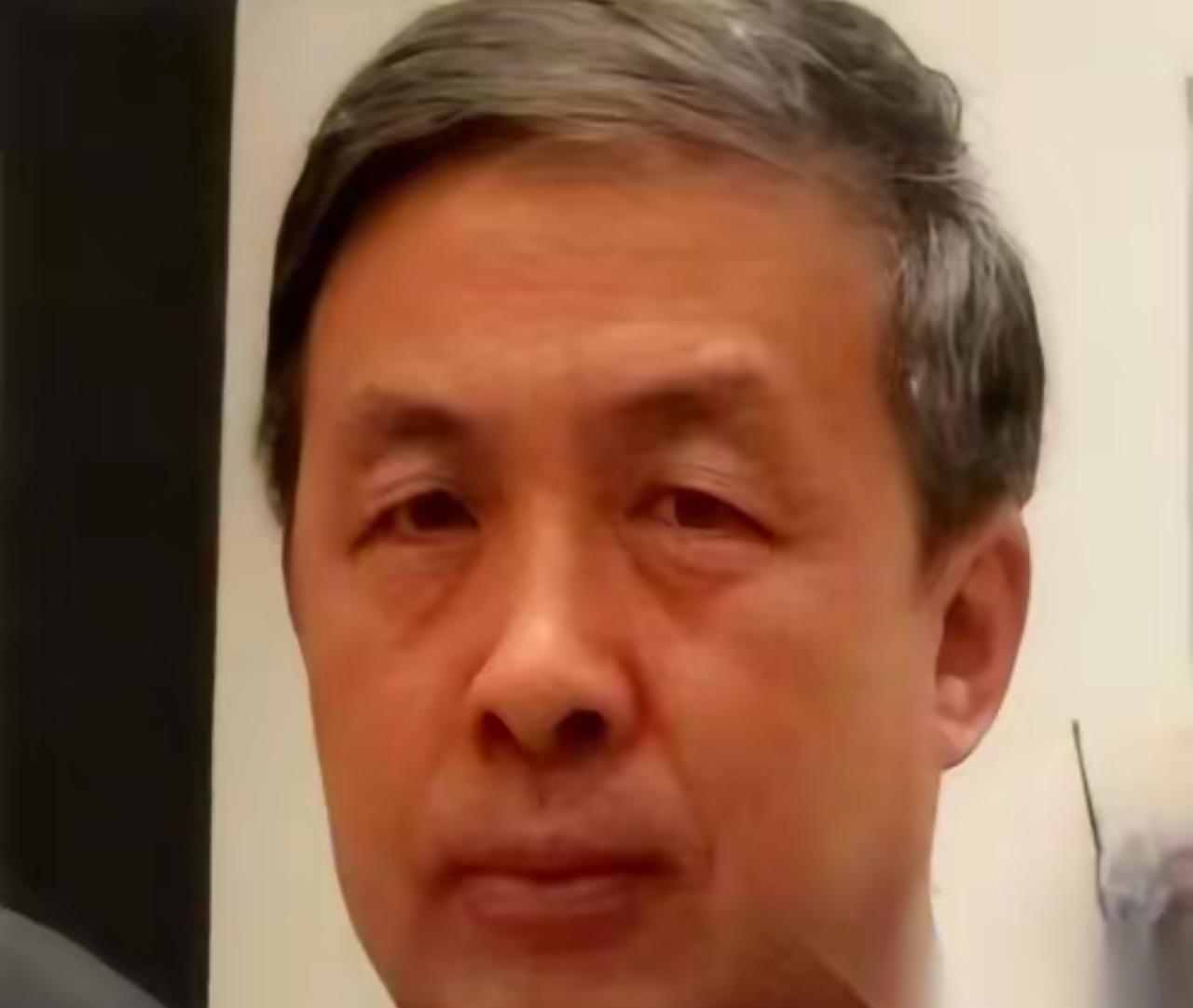 “赶紧投降吧，现在认怂代价最小，还能站着！再晚点，就只能跪着求饶了！”
这话，我