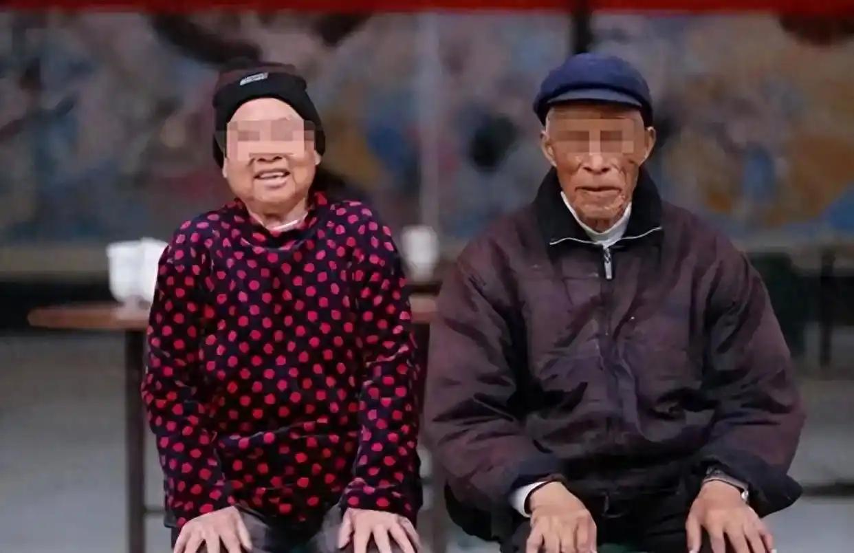 湖北一77岁大爷娶了位比他小8岁的大妈，16年后，93岁大爷在儿女的陪同下把85