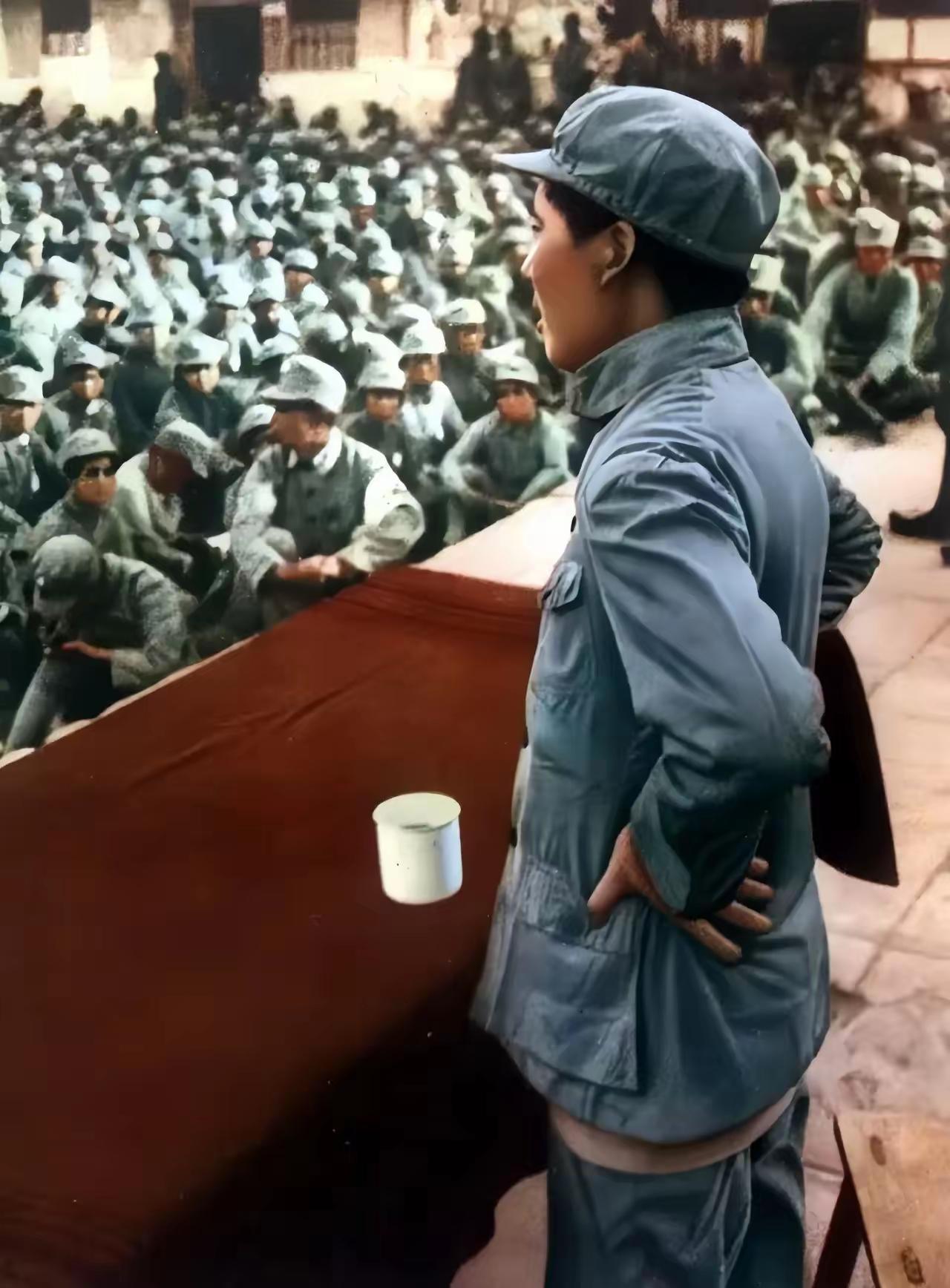 1938年，毛主席在抗大作报告，摄影师徐肖冰进场晚了，人挨人，他找不到好位置，只