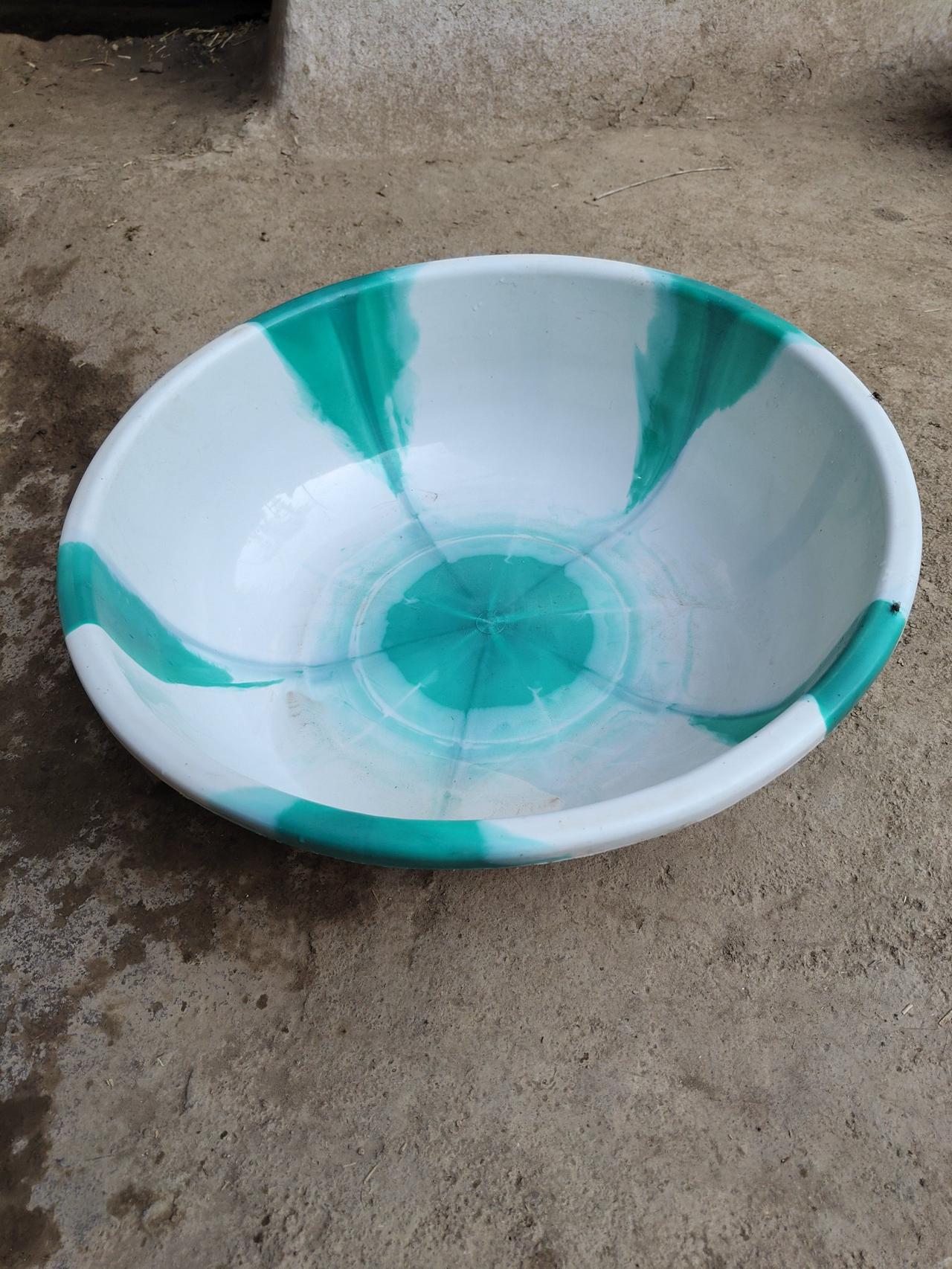 印度乡村地区一种常见的以物易物骗局：一些兜售小型塑料桶（当地称“टप”）的妇女，