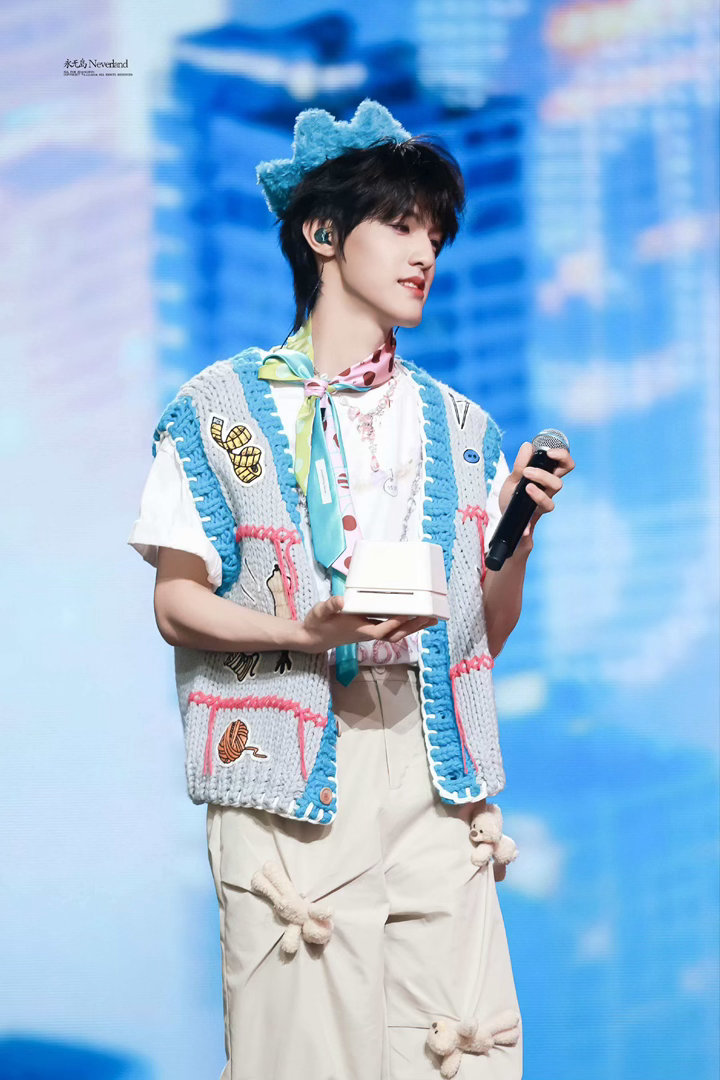 张泽禹毛绒小王冠💚张泽禹别看手机看看我吧今天是小王子来的吧，毛绒绒的小王冠实在