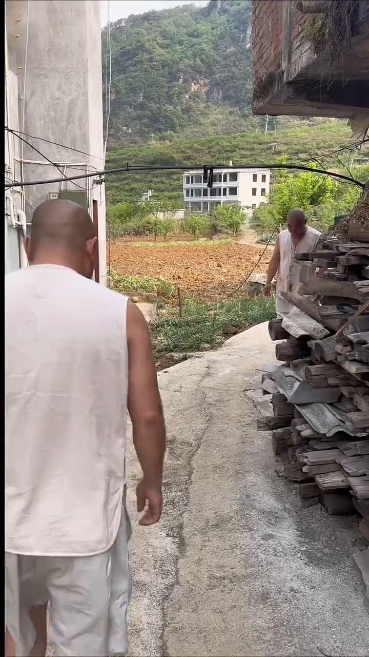 有人。
